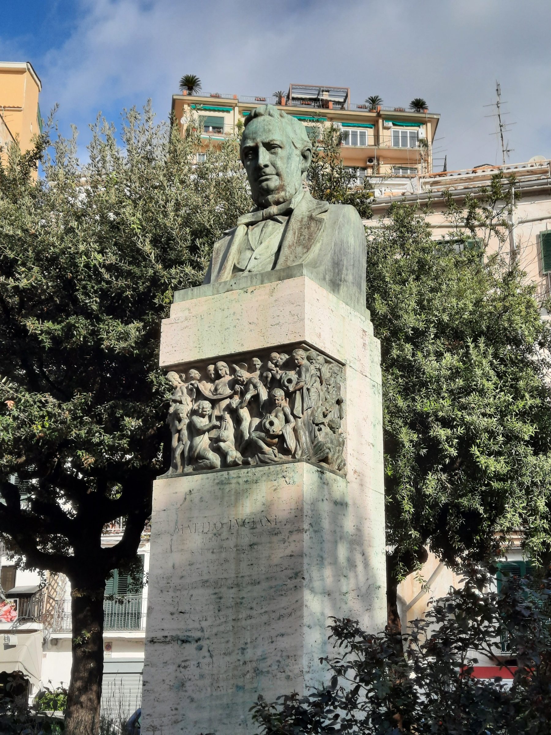 Matteo%20Luciani%27s%20monument%2C%20Salerno%20-%2002.jpg